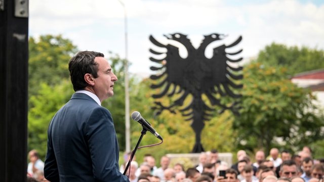 Sharlartani i Kosovës Albin Kurti përzihet me zgjedhjet në Maqedonin e Veriut! Tenton të bëjë atë që bëri në Shqipëri në 2021 ku u largua me presh në b*thë pa i futur një dru