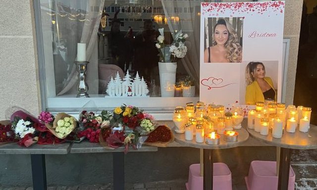 Suedia ndez qirinj për të nderuar Liridona Ademajn. Deputeti suedez: Ishte një person i mrekullueshëm Suedia ndez qirinj për të nderuar Liridona Ademajn. Deputeti suedez: Ishte një person i mrekullueshëm