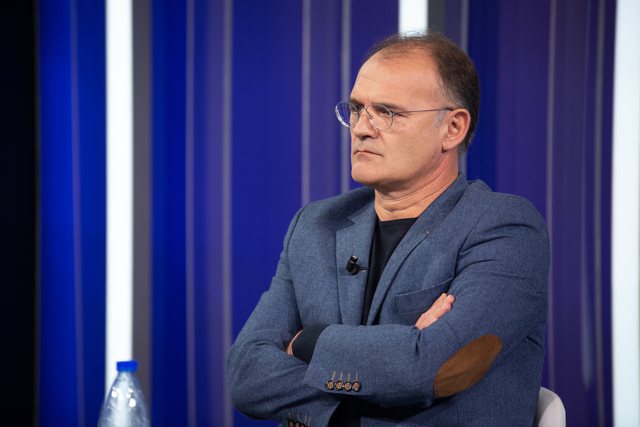 Berisha mund të mbyllet në spital psikiatrik! Anali-isti “saliarë” Tela plas deklaratën “bombë” dhe zbulon çfarë tha prokurori Arben Kraja në mbledhjen e Këshillit të Mandateve Berisha mund të mbyllet në spital psikiatrik! Anali-isti “saliarë” Tela plas deklaratën “bombë” dhe zbulon çfarë tha prokurori Arben Kraja në mbledhjen e Këshillit të Mandateve