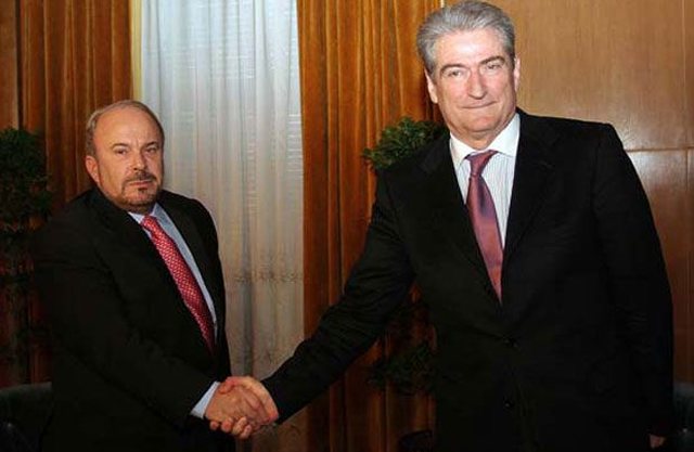 Berisha si Makbethi: Vrasësit i kujtohen krimet e vjetra! Sulmon egërsisht Fatos Nanon që u largua nga politika në 2005 Berisha si Makbethi: Vrasësit i kujtohen krimet e vjetra! Sulmon egërsisht Fatos Nanon që u largua nga politika në 2005