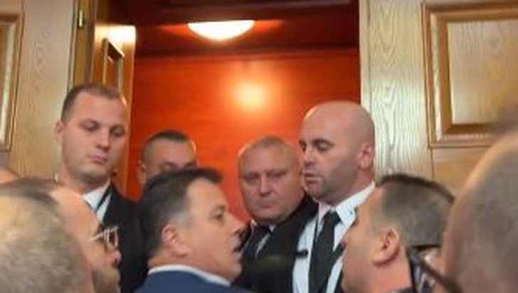 “Do rrethojmë Kryeministrinë”?! Anëtari i Kryesisë së “Rithemelimit” që lëviz me “Range Rover” zbulon planin e mosbindjes civile “Do rrethojmë Kryeministrinë”?! Anëtari i Kryesisë së “Rithemelimit” që lëviz me “Range Rover” zbulon planin e mosbindjes civile