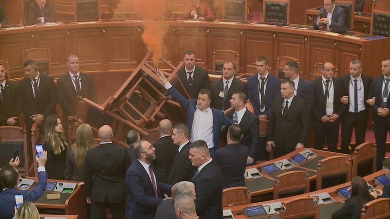 Foltorja i vuri flakën Kuvendit, zbardhen akuzat për Flamur Nokën dhe Albana Vokshin! Do referohen në SPAK Foltorja i vuri flakën Kuvendit, zbardhen akuzat për Flamur Nokën dhe Albana Vokshin! Do referohen në SPAK