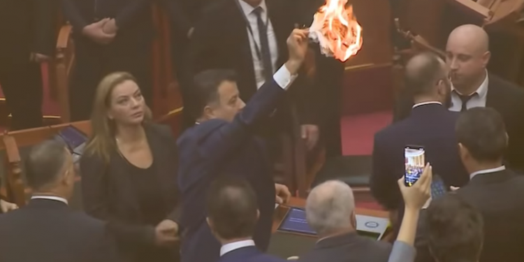 Qindra të burgosur peng të bandës së Foltores nuk mund të festojnë: Amnistia për të burgosurit, shtetësia për sportistët dhe Avokati i Popullit në “kalendat” greke Qindra të burgosur peng të bandës së Foltores nuk mund të festojnë: Amnistia për të burgosurit, shtetësia për sportistët dhe Avokati i Popullit në “kalendat” greke