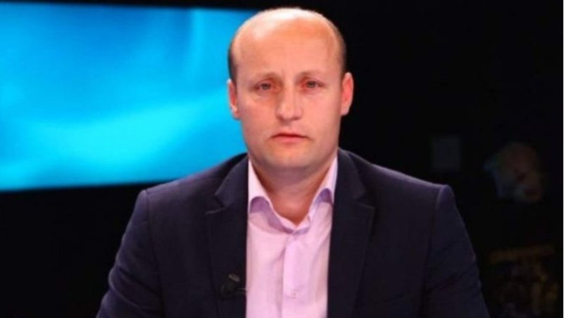 SPAK merr në pyetje gazetarin Elton Qyno, i kërkon të zbulojë burimet e informacionit! I kontrollojnë dhe banesën SPAK merr në pyetje gazetarin Elton Qyno, i kërkon të zbulojë burimet e informacionit! I kontrollojnë dhe banesën