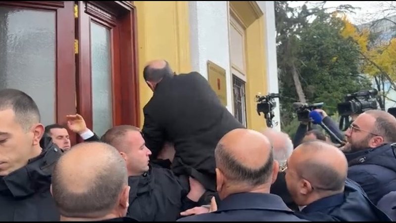 Kaos në hyrjen e Kuvendit: “Akrobati” nga Peqini Dashnor Sula “fluturon” mbi gardistët Kaos në hyrjen e Kuvendit: “Akrobati” nga Peqini Dashnor Sula “fluturon” mbi gardistët