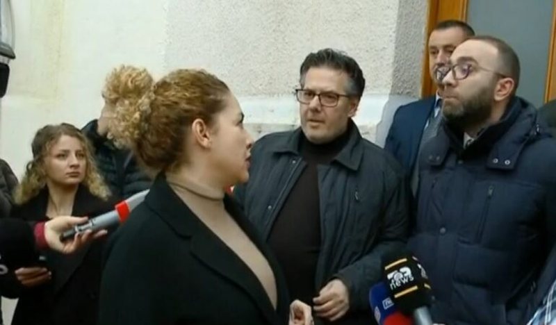 Gazi nuk lejon Xhaçkën e Bushkën të futen në Kuvend: Ata e shtyjnë… Ik andej o legen, o burrëgru! Gazi nuk lejon Xhaçkën e Bushkën të futen në Kuvend: Ata e shtyjnë… Ik andej o legen, o burrëgru!