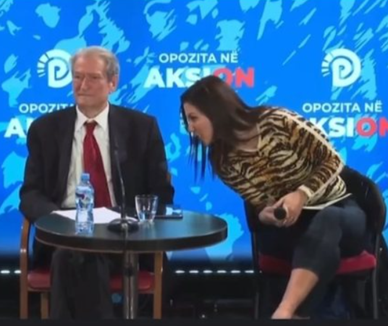 VIDEO/ Elozhe për Berishën, Floriana Garo i pëshpërit e lumtur në vesh: Është shoqja ime kjo doktor të do shumë! VIDEO/ Elozhe për Berishën, Floriana Garo i pëshpërit e lumtur në vesh: Është shoqja ime kjo doktor të do shumë!