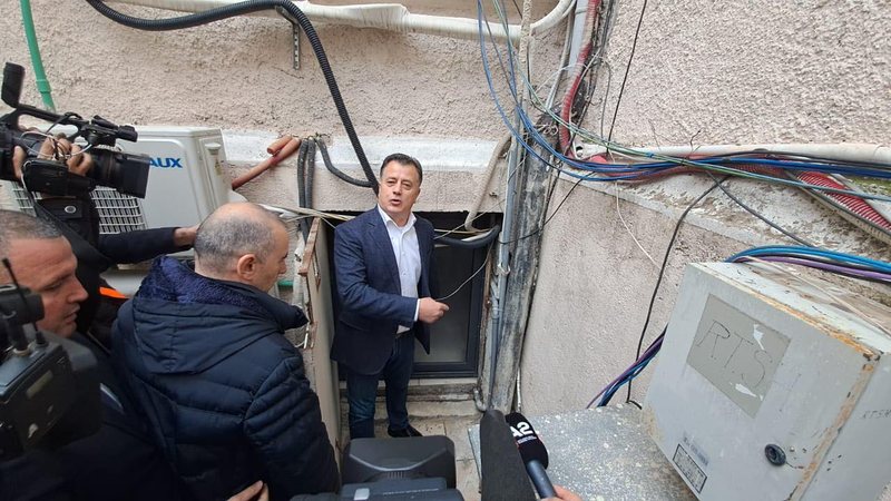 E enjtja e trimave të Saliut! Muli në kërkim të “florinjve” në bodrumin e parlamentit, Ina Zhupa si barikadë me gjoks, Dashi që fluturon dhe një plak i kërrusur që rri e shikon (Foto) E enjtja e trimave të Saliut! Muli në kërkim të “florinjve” në bodrumin e parlamentit, Ina Zhupa si barikadë me gjoks, Dashi që fluturon dhe një plak i kërrusur që rri e shikon (Foto)