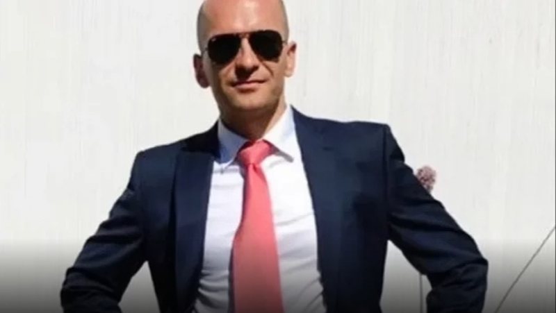 ”Nga emigrant i paligjshëm në diplomat në Britani”, The Spectator: Rrugëtimi mbresëlënës i ambasadorit të ri shqiptar në Londër që e di zgjidhjen më mirë se kushdo ”Nga emigrant i paligjshëm në diplomat në Britani”, The Spectator: Rrugëtimi mbresëlënës i ambasadorit të ri shqiptar në Londër që e di zgjidhjen më mirë se kushdo