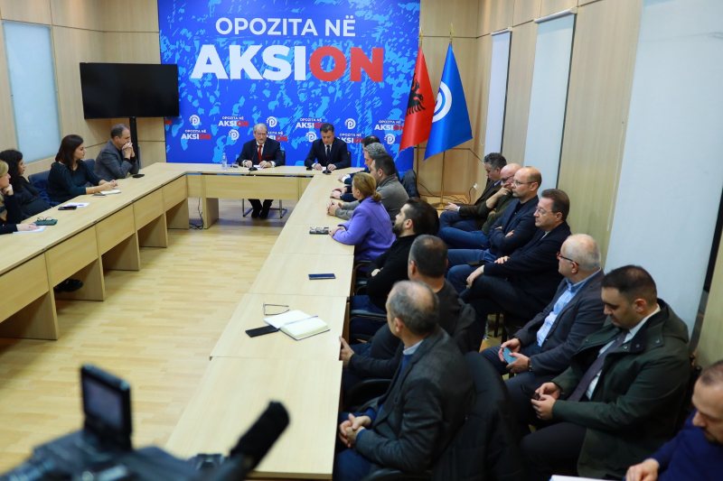 Berisha cakton 4 “sherifë” pas heqjes së imunitetit, fton dhe Gaz Bardhin të bëhet pjesë e “armatës Berisha cakton 4 “sherifë” pas heqjes së imunitetit, fton dhe Gaz Bardhin të bëhet pjesë e “armatës