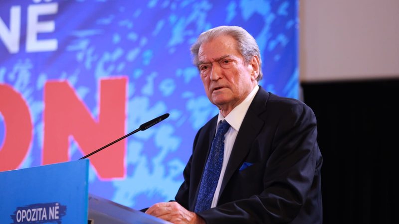 Berisha: Rama mendon se do më mbyllë gojën me arrest, por mosbindja civile do jetë vullkani që do e marrë para, zotohem para jush! Berisha: Rama mendon se do më mbyllë gojën me arrest, por mosbindja civile do jetë vullkani që do e marrë para, zotohem para jush!