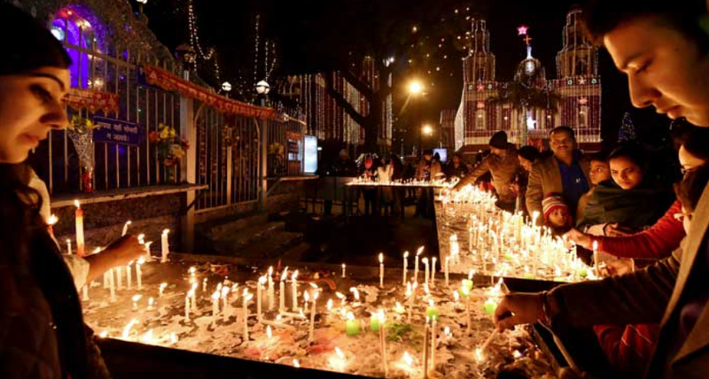 Besimtarët e krishterë festojnë sonte natën e Krishtlindjeve: Ja çfarë duhet të dini për këtë festë!