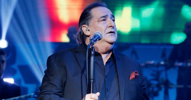 VIDEO/ U nda nga jeta natën e vigjiljes së Krishtlindjeve, momenti kur këngëtari grek Vassilis Karras qan mes fansave bëhet viral VIDEO/ U nda nga jeta natën e vigjiljes së Krishtlindjeve, momenti kur këngëtari grek Vassilis Karras qan mes fansave bëhet viral