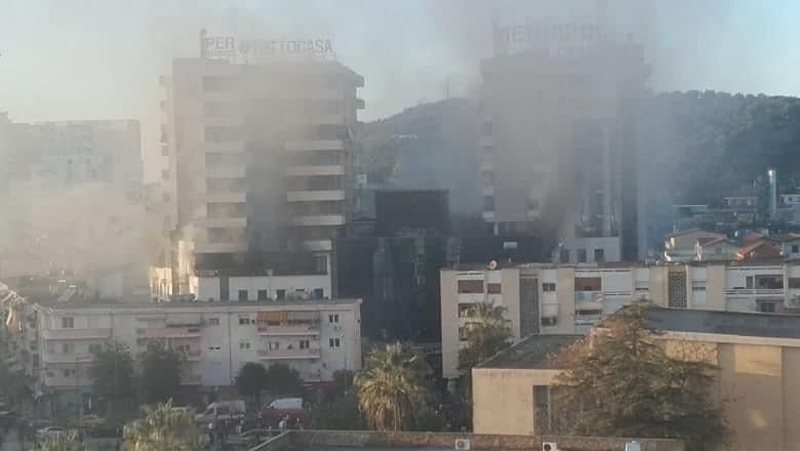 Zjarri në Lushnje: Forcat zjarrfikëse në luftë me flakët, rreth 40 persona ende të bllokuar në pallatin 12-katësh