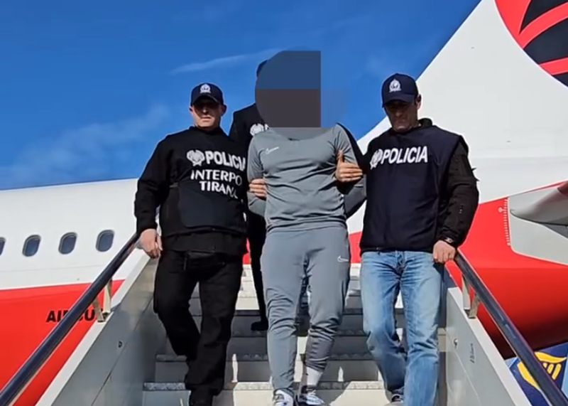 U ekstradua nga Maroku, mbërrin në Tiranë portugezi që vrau Ardian Nikulajn në loklin e tij U ekstradua nga Maroku, mbërrin në Tiranë portugezi që vrau Ardian Nikulajn në loklin e tij