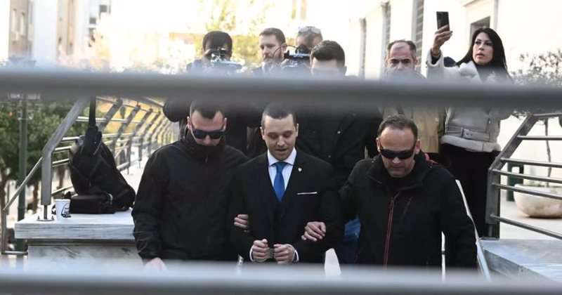 Greqia kërkon t’i japi një shembull qesharak Shqipërisë: Me pranga në duar, themeluesi i “Agimit të Artë” del nga burgu për t’u betuar në bashkinë e Athinës Greqia kërkon t’i japi një shembull qesharak Shqipërisë: Me pranga në duar, themeluesi i “Agimit të Artë” del nga burgu për t’u betuar në bashkinë e Athinës