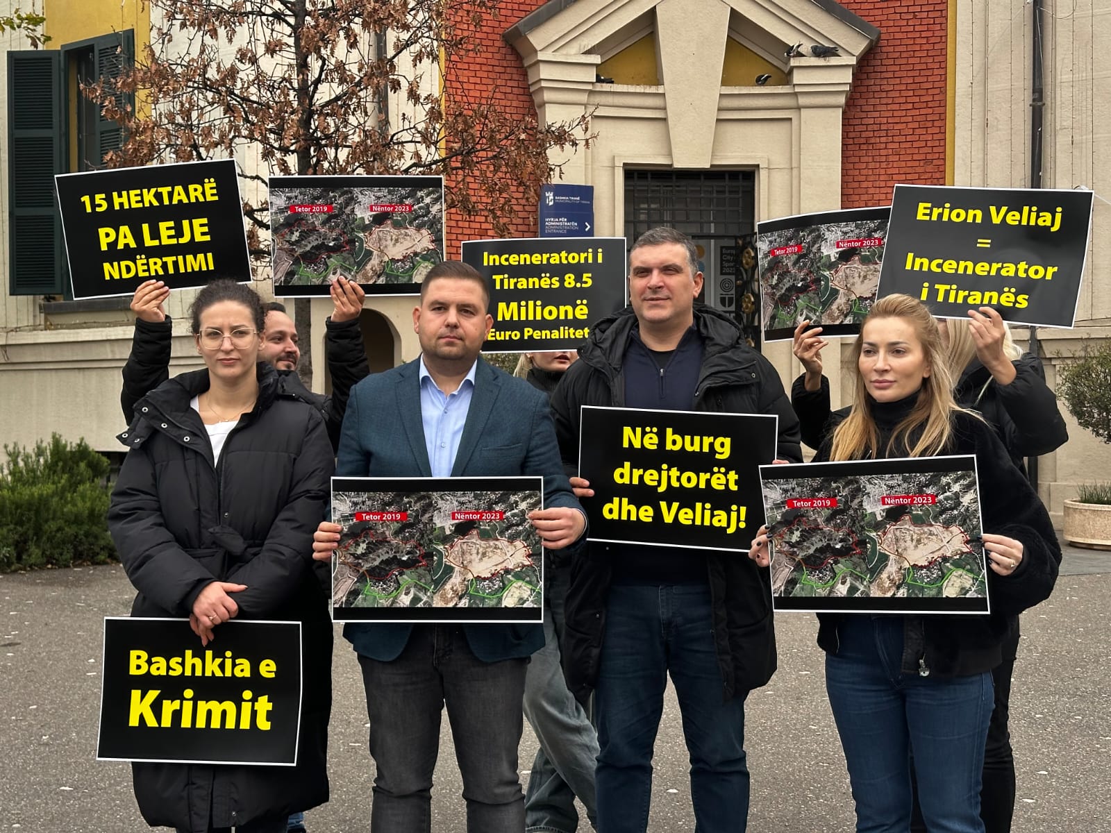 Monika nxjerrë 4 laskarë në protestë para bashkisë, lëvizje në panik para arrestimit Monika nxjerrë 4 laskarë në protestë para bashkisë, lëvizje në panik para arrestimit