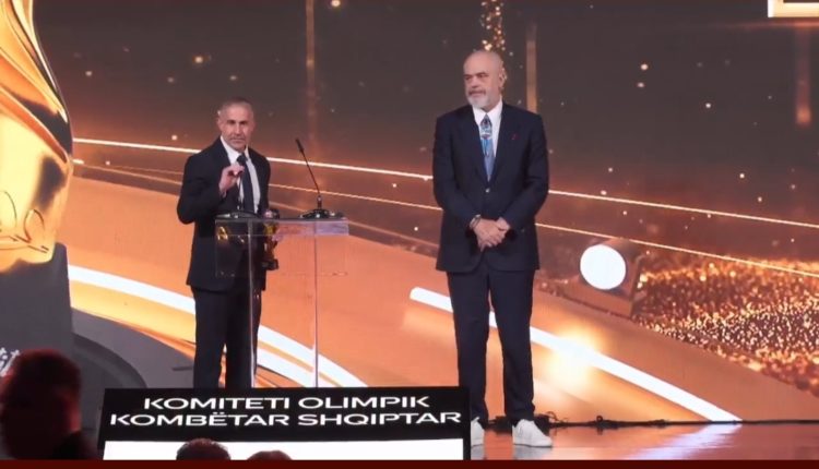 “E kemi ndarë mendjen që ta bëjmë Silvinjon shqiptar, Rama i dorëzon trofeun: Le të jetë një ogur i mirë për betejën për një kupë më të madhe “E kemi ndarë mendjen që ta bëjmë Silvinjon shqiptar, Rama i dorëzon trofeun: Le të jetë një ogur i mirë për betejën për një kupë më të madhe