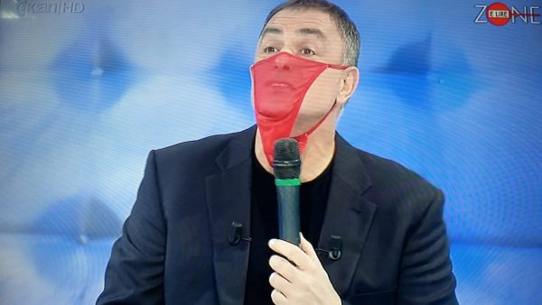 Çfarë kllouni! “Grekofoni” nga Mashkullora Çanis i “rrit pazarin” vëllait të tij Beleris që ta falin ta kanë futur: Gjermania i ofroi Greqisë 20 miliard euro të hiqte veton ndaj Shqipërisë, por Athina s’pranoi! Çfarë kllouni! “Grekofoni” nga Mashkullora Çanis i “rrit pazarin” vëllait të tij Beleris që ta falin ta kanë futur: Gjermania i ofroi Greqisë 20 miliard euro të hiqte veton ndaj Shqipërisë, por Athina s’pranoi!