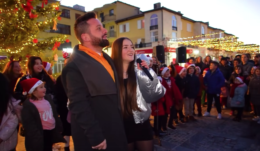 Kolonja ndez dritat dhe sjell buzëqeshjen e qytetarëve të numërt që u mblodhën në shesh me çeljen e sezonit më të bukur të vitit Kolonja ndez dritat dhe sjell buzëqeshjen e qytetarëve të numërt që u mblodhën në shesh me çeljen e sezonit më të bukur të vitit