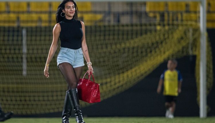 VIDEO/ Të gjithë shikonin të përhumbur pasi nuk janë mësuar me veshje të tilla, Georgina Rodriguez i trondit të gjithë në Arabinë Saudite VIDEO/ Të gjithë shikonin të përhumbur pasi nuk janë mësuar me veshje të tilla, Georgina Rodriguez i trondit të gjithë në Arabinë Saudite