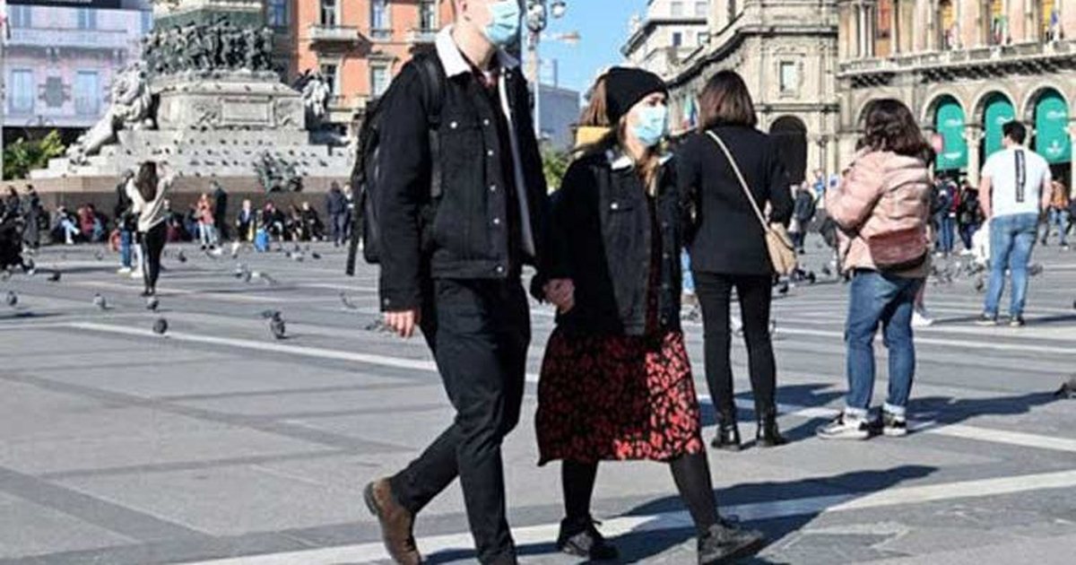 Nuk kalojnë te vizat e bardha, lëvizin me semafor të kuq, nis gjobitja e këmbësorëve! Nuk kalojnë te vizat e bardha, lëvizin me semafor të kuq, nis gjobitja e këmbësorëve!