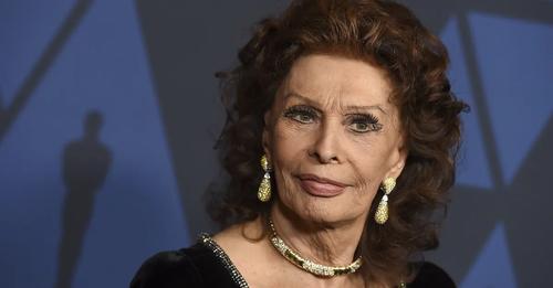 Vdes Sophia Loren në moshën 89-vjeçare: Mirupafshim Legjendë! Por si është e vërteta (Video) Vdes Sophia Loren në moshën 89-vjeçare: Mirupafshim Legjendë! Por si është e vërteta (Video)
