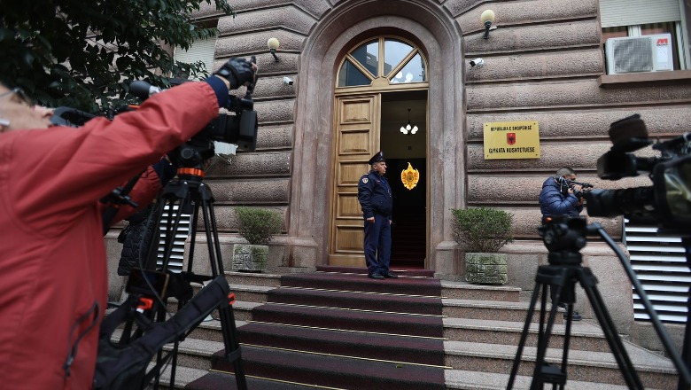 Marrëveshja për emigrantët, Gjykata Kushtetuese shtyn me 24 janar seancën! I kërkon qeverisë Traktatin e Miqësisë me Italinë të 1995 Marrëveshja për emigrantët, Gjykata Kushtetuese shtyn me 24 janar seancën! I kërkon qeverisë Traktatin e Miqësisë me Italinë të 1995