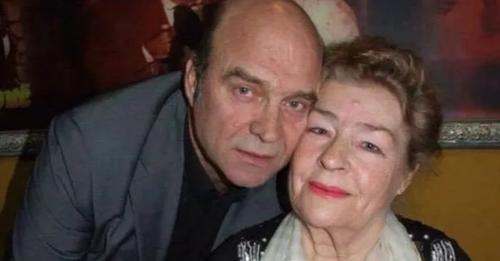 Sot i biri i aktores Margarita Xhepa aktori brilant Ndriçim Xhepa feston ditëlindjen! Sot i biri i aktores Margarita Xhepa aktori brilant Ndriçim Xhepa feston ditëlindjen!