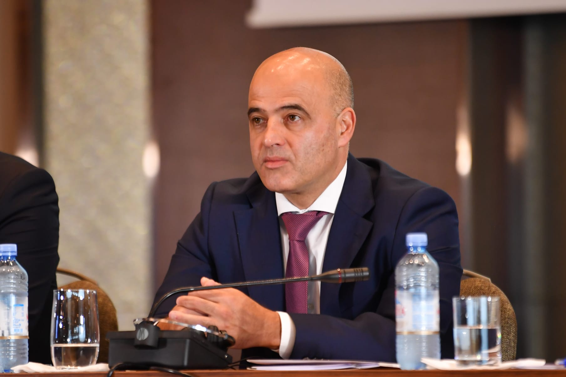 Kovaçevski dorëzon dorëheqjen nga posti i kryeministrit të MV: Për herë të parë vendi do drejtohet nga një shqiptarë Kovaçevski dorëzon dorëheqjen nga posti i kryeministrit të MV: Për herë të parë vendi do drejtohet nga një shqiptarë