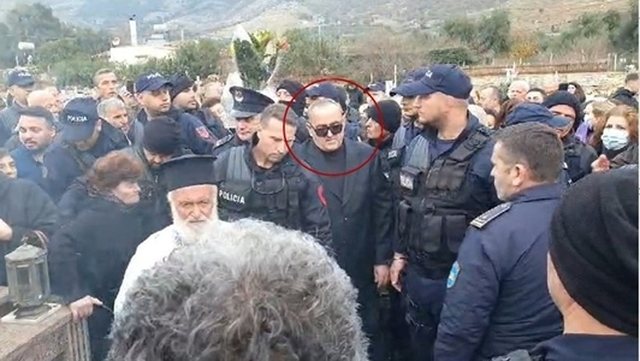 “Trazirat” imagjinare të Foltores për Saliun, ironizon Spahiu: Kishte më shumë njerëz Beleri në varrimin e gjyshes, se Berisha në protestë “Trazirat” imagjinare të Foltores për Saliun, ironizon Spahiu: Kishte më shumë njerëz Beleri në varrimin e gjyshes, se Berisha në protestë
