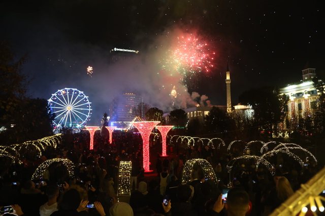 Viti i Ri 2024 në Tiranë i jashtëzakonshëm! Pamje të spektaklit të fishekzjarreve Viti i Ri 2024 në Tiranë i jashtëzakonshëm! Pamje të spektaklit të fishekzjarreve