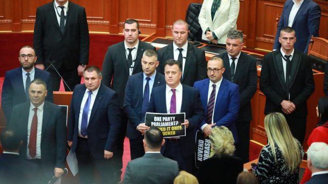 Të gjithë kanë turp nga parullat përveç Mulit Të gjithë kanë turp nga parullat përveç Mulit