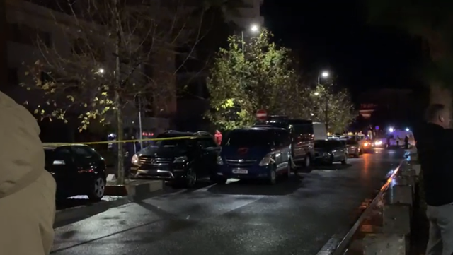 Vrasja në Vlorë/ Identifikohet viktima, u qëllua me snajper sapo doli në ballkonin e banesës Vrasja në Vlorë/ Identifikohet viktima, u qëllua me snajper sapo doli në ballkonin e banesës