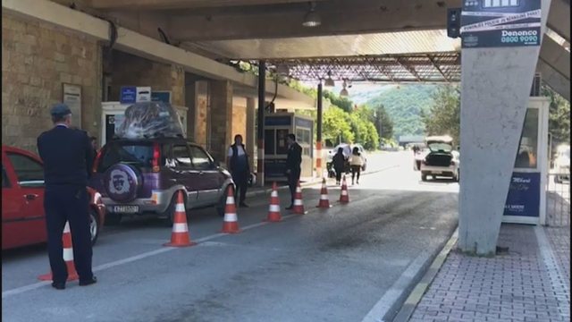 Pse janë kaq të korruptueshëm doganierët shqiptarë?! Pse janë kaq të korruptueshëm doganierët shqiptarë?!