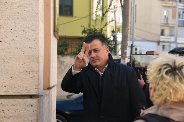 Muli raporton tek Doktori për betejën me Fluturën Muli raporton tek Doktori për betejën me Fluturën