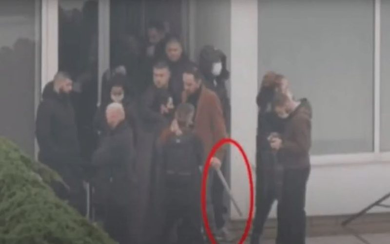 VIDEO/ Kur çeta e Berishës, sulmonte godinën e SHQUP dhe… Salianji i sfidonte me shkop në dorë VIDEO/ Kur çeta e Berishës, sulmonte godinën e SHQUP dhe… Salianji i sfidonte me shkop në dorë