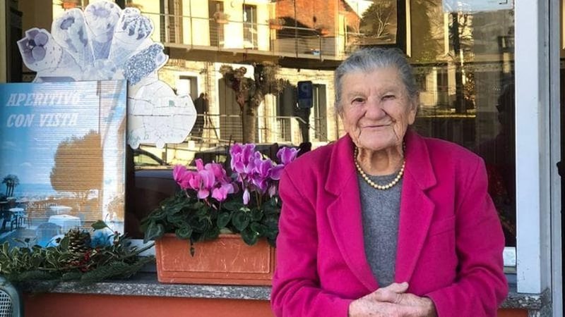 Njihuni me banakieren 99-vjeçare në Itali: As s’e kam menduar të heq dorë!