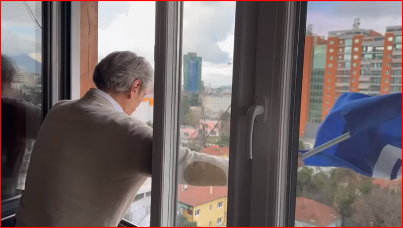 Plaku në penxhere ndërron “avaz”! E bëre me Ervis Martinajn, por kurrë me Ahmetajn: Një qime floku po i prekët, do e pësosh te… Plaku në penxhere ndërron “avaz”! E bëre me Ervis Martinajn, por kurrë me Ahmetajn: Një qime floku po i prekët, do e pësosh te…