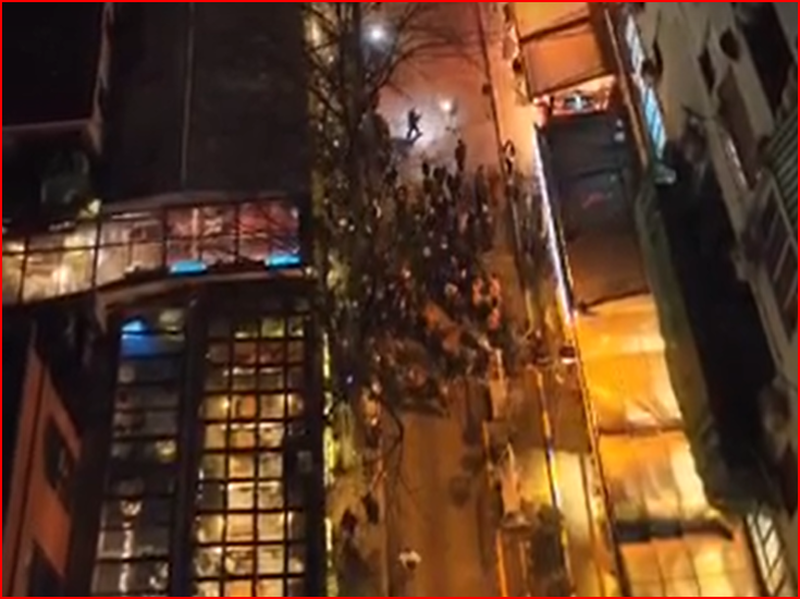 Berisha para 100 “shkallabanëve të pamposhtur” poshtë ballkonit: Ju jeni shpresa e kombit, mafia ndërkombëtare (SHBA) nuk e eleminoi dot opozitën Berisha para 100 “shkallabanëve të pamposhtur” poshtë ballkonit: Ju jeni shpresa e kombit, mafia ndërkombëtare (SHBA) nuk e eleminoi dot opozitën