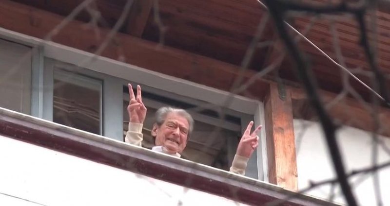 Deliri skizofrenik, që po e degdis Berishën në çmenduri Deliri skizofrenik, që po e degdis Berishën në çmenduri