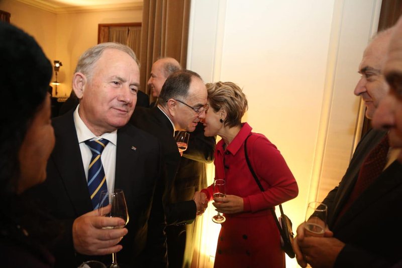 Vesh më vesh me “armiqtë” e Doktorit: Monika dhe deputetët besnikë “tradhtojnë” Berishën Vesh më vesh me “armiqtë” e Doktorit: Monika dhe deputetët besnikë “tradhtojnë” Berishën