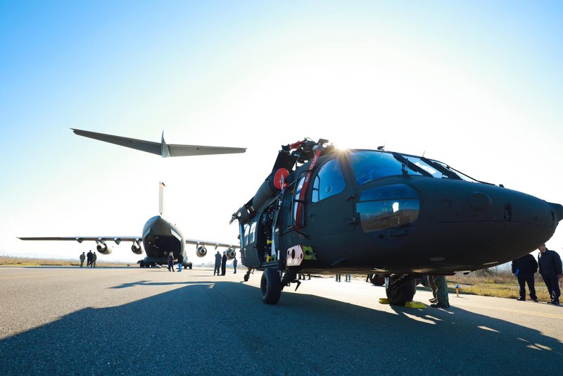 Mbërrijnë nga SHBA, helikopterët e parë UH-60 Black Hawk për Shqipërinë