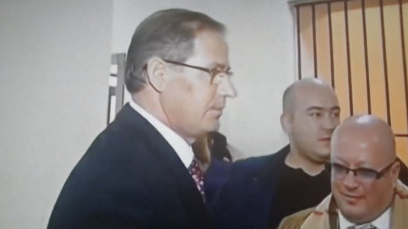 VIDEO/ Pamje poshtëruese për drejtesinë nga Gjykata e Tiranës me gjyqin ndaj gardistëve VIDEO/ Pamje poshtëruese për drejtesinë nga Gjykata e Tiranës me gjyqin ndaj gardistëve