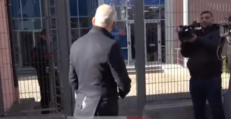 Po hynte në GJKKO për të marrë pjesë në gjyqin e Belerit, Vangjel Dule goditet me vezë Po hynte në GJKKO për të marrë pjesë në gjyqin e Belerit, Vangjel Dule goditet me vezë