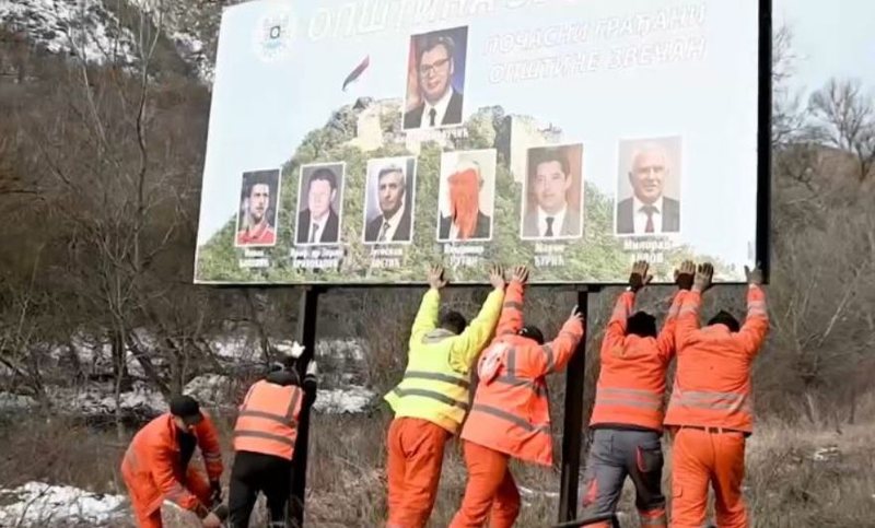 Hiqen posterat me imazhet e Putinit dhe Vuçiçit në veri të Kosovës Hiqen posterat me imazhet e Putinit dhe Vuçiçit në veri të Kosovës