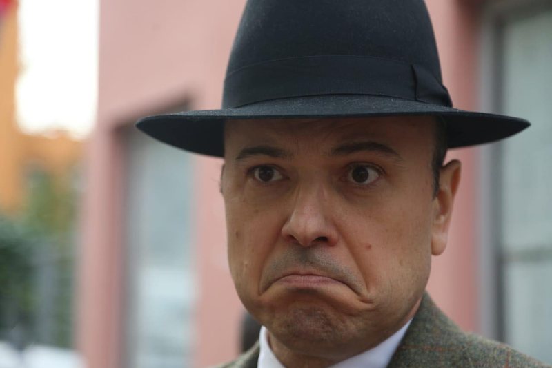 FOTOT/ “Sherifi” i demokracisë, po sa i ngjanë vjehrrit mor aman! FOTOT/ “Sherifi” i demokracisë, po sa i ngjanë vjehrrit mor aman!