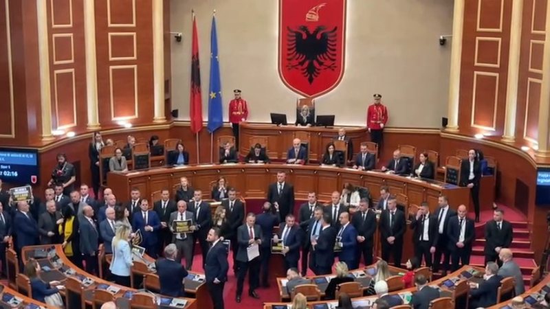 B-ja që zëvëndësoi Berishën… me “piskama” B-ja që zëvëndësoi Berishën… me “piskama”