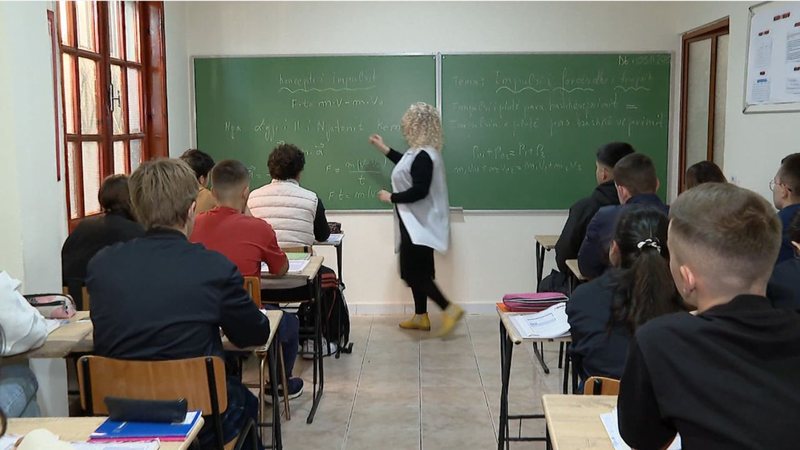 Paga sipas performancës për mësuesit: Kriteret që duhen plotësuar, provimet e kualifikimeve zhvillohen më 11 maj