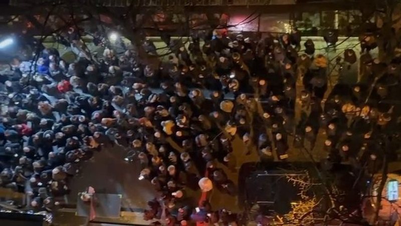 As nuk i shikon as nuk e shikojnë në terr! Pelegrinët e “murgut” të izoluar Sali vazhdojnë ritualin poshtë ballkonit As nuk i shikon as nuk e shikojnë në terr! Pelegrinët e “murgut” të izoluar Sali vazhdojnë ritualin poshtë ballkonit